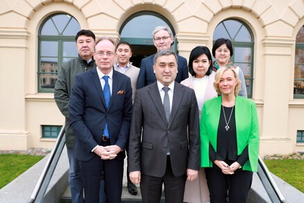 Wirtschaftsstaatssekretär Jochen Schulte (v.l.) mit der kirgisischen Delegation