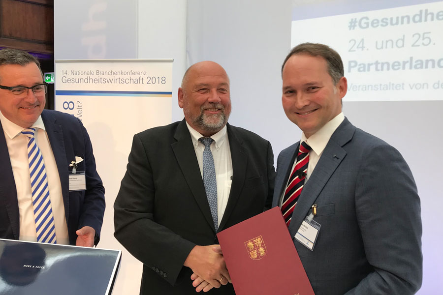 Wirtschaftsminister Harry Glawe hat den Vorstandsvorsitzenden Simon Michel (rechts) von der Schweizer Ypsomed-Gruppe im Rahmen der Nationalen Branchen­konferenz Gesundheits­wirtschaft zum neuen Wirtschafts­botschafter für Mecklenburg-Vorpommern ernannt (Foto: WM)
